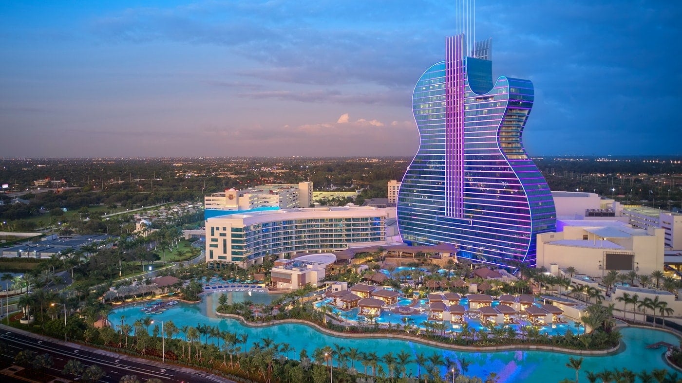 Hard Rock Hotel eröffnet eine 137 Meter hohe Gitarre in Florida